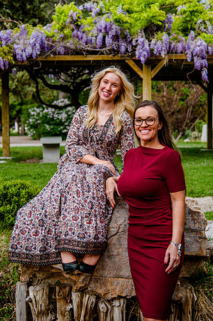 Unforgettable Family Portraits: Celebrating Love and Beauty at the International Peace Gardens