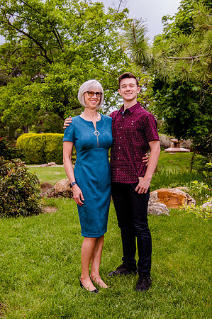 Unforgettable Family Portraits: Celebrating Love and Beauty at the International Peace Gardens