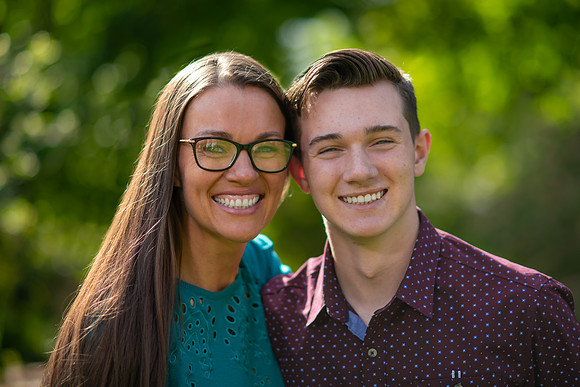 Unforgettable Family Portraits: Celebrating Love and Beauty at the International Peace Gardens