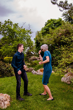 Unforgettable Family Portraits: Celebrating Love and Beauty at the International Peace Gardens