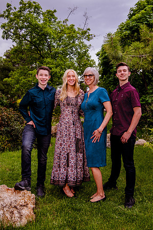 Unforgettable Family Portraits: Celebrating Love and Beauty at the International Peace Gardens