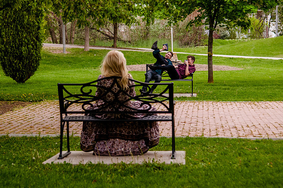 Unforgettable Family Portraits: Celebrating Love and Beauty at the International Peace Gardens