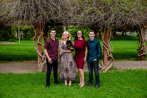 Unforgettable Family Portraits: Celebrating Love and Beauty at the International Peace Gardens