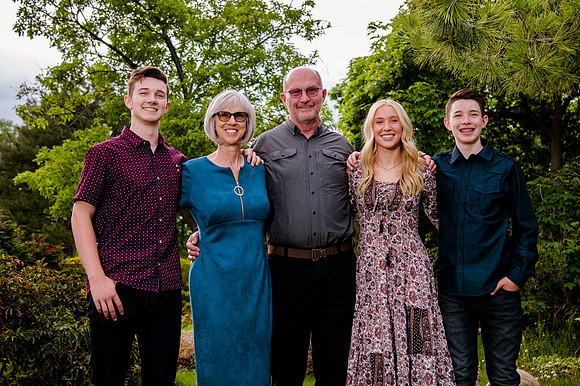 Unforgettable Family Portraits: Celebrating Love and Beauty at the International Peace Gardens