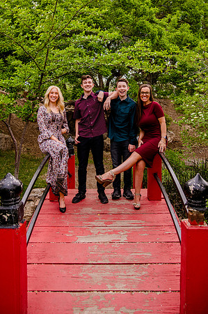 Unforgettable Family Portraits: Celebrating Love and Beauty at the International Peace Gardens