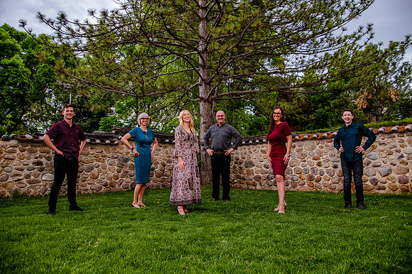 Unforgettable Family Portraits: Celebrating Love and Beauty at the International Peace Gardens