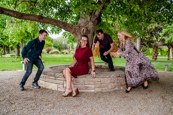 Unforgettable Family Portraits: Celebrating Love and Beauty at the International Peace Gardens