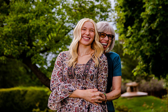 Unforgettable Family Portraits: Celebrating Love and Beauty at the International Peace Gardens