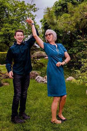 Unforgettable Family Portraits: Celebrating Love and Beauty at the International Peace Gardens