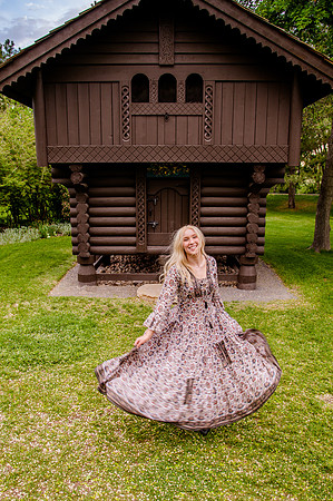 Unforgettable Family Portraits: Celebrating Love and Beauty at the International Peace Gardens