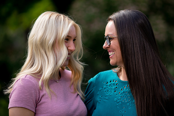 Unforgettable Family Portraits: Celebrating Love and Beauty at the International Peace Gardens