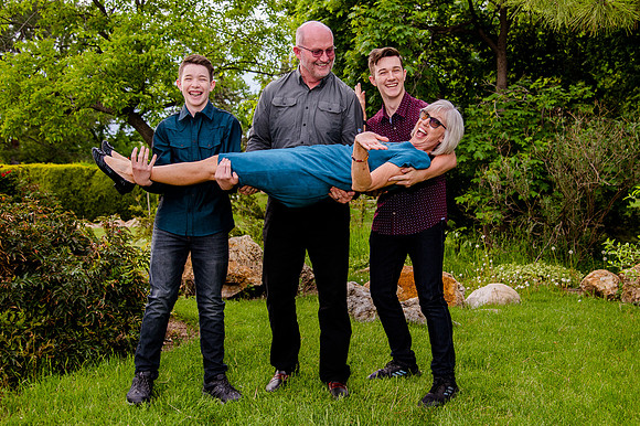 Unforgettable Family Portraits: Celebrating Love and Beauty at the International Peace Gardens