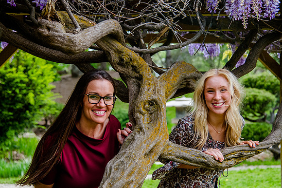 Unforgettable Family Portraits: Celebrating Love and Beauty at the International Peace Gardens