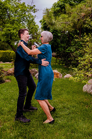Unforgettable Family Portraits: Celebrating Love and Beauty at the International Peace Gardens