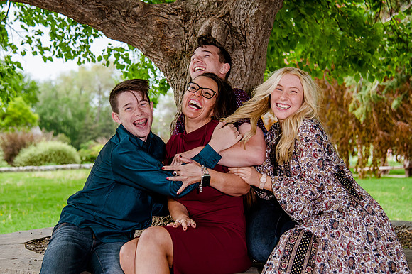 Unforgettable Family Portraits: Celebrating Love and Beauty at the International Peace Gardens