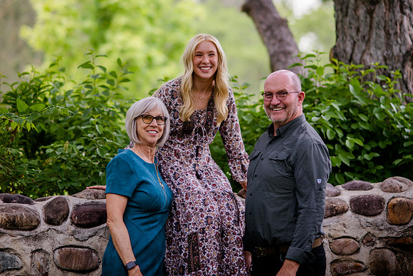 Unforgettable Family Portraits: Celebrating Love and Beauty at the International Peace Gardens