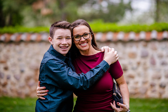 Unforgettable Family Portraits: Celebrating Love and Beauty at the International Peace Gardens