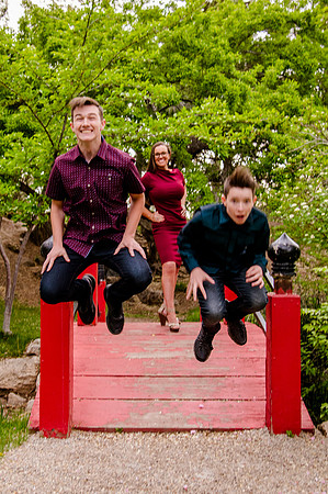 Unforgettable Family Portraits: Celebrating Love and Beauty at the International Peace Gardens