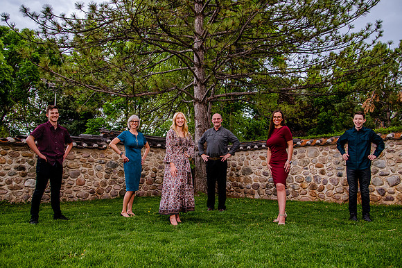 Unforgettable Family Portraits: Celebrating Love and Beauty at the International Peace Gardens
