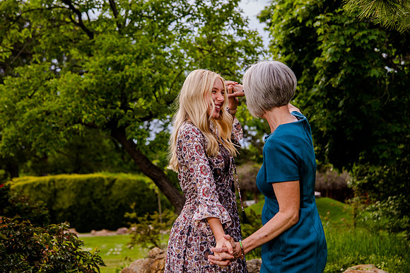 Unforgettable Family Portraits: Celebrating Love and Beauty at the International Peace Gardens