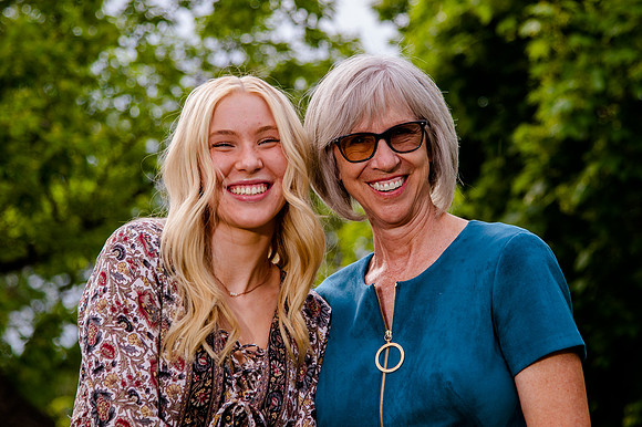 Unforgettable Family Portraits: Celebrating Love and Beauty at the International Peace Gardens