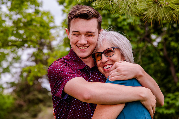 Unforgettable Family Portraits: Celebrating Love and Beauty at the International Peace Gardens