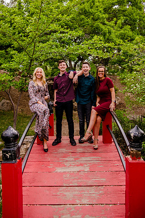 Unforgettable Family Portraits: Celebrating Love and Beauty at the International Peace Gardens