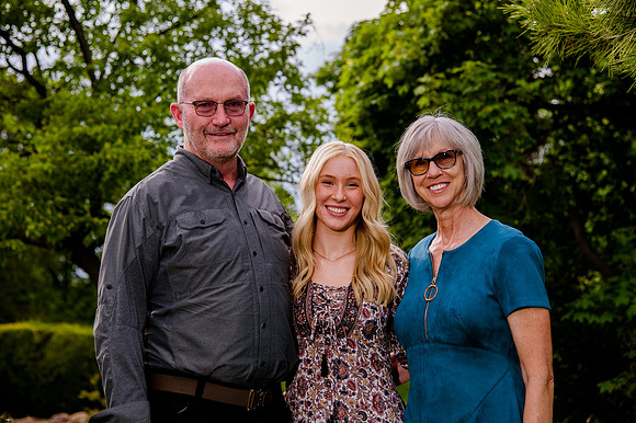 Unforgettable Family Portraits: Celebrating Love and Beauty at the International Peace Gardens