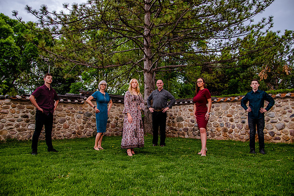 Unforgettable Family Portraits: Celebrating Love and Beauty at the International Peace Gardens