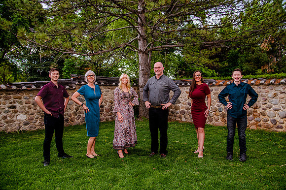 Unforgettable Family Portraits: Celebrating Love and Beauty at the International Peace Gardens