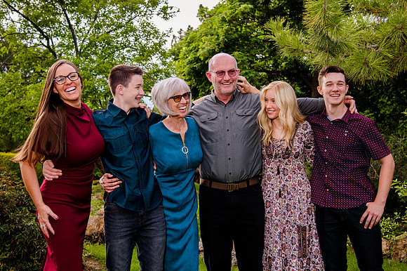 Unforgettable Family Portraits: Celebrating Love and Beauty at the International Peace Gardens