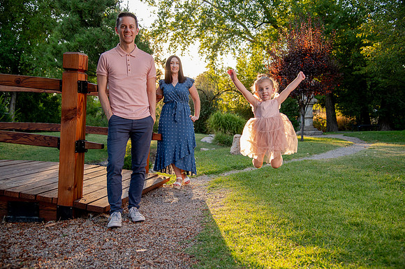 Golden Hour Family Portraits at the International Peace Gardens – The Boss Family1054