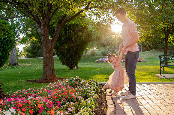 Golden Hour Family Portraits at the International Peace Gardens – The Boss Family1020