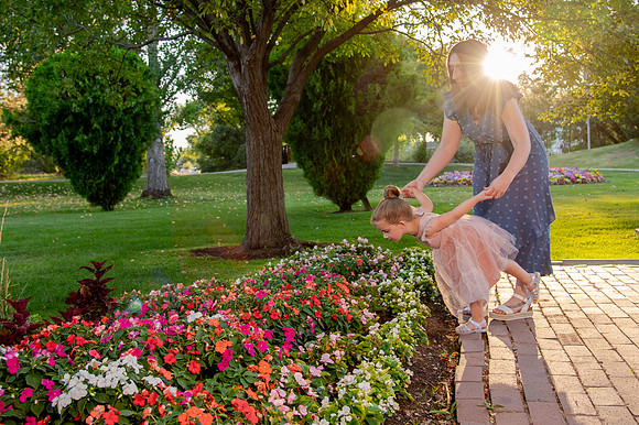 Golden Hour Family Portraits at the International Peace Gardens – The Boss Family981