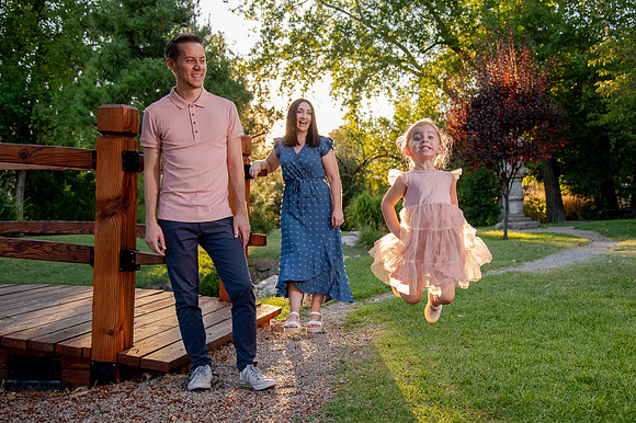 Golden Hour Family Portraits at the International Peace Gardens – The Boss Family1061