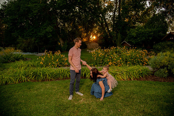 Golden Hour Family Portraits at the International Peace Gardens – The Boss Family1256
