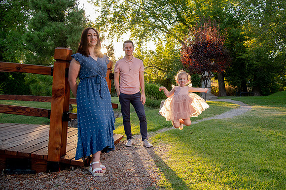 Golden Hour Family Portraits at the International Peace Gardens – The Boss Family1052