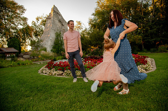 Golden Hour Family Portraits at the International Peace Gardens – The Boss Family1221