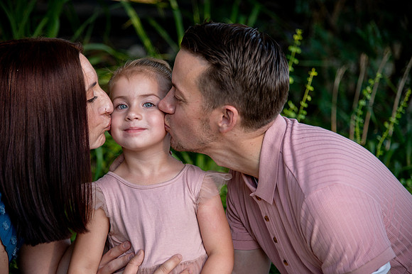 Golden Hour Family Portraits at the International Peace Gardens – The Boss Family934