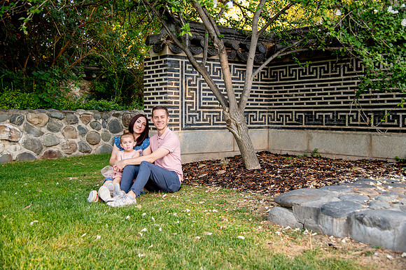 Golden Hour Family Portraits at the International Peace Gardens – The Boss Family911