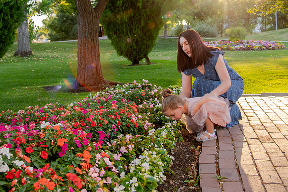 Golden Hour Family Portraits at the International Peace Gardens – The Boss Family1000
