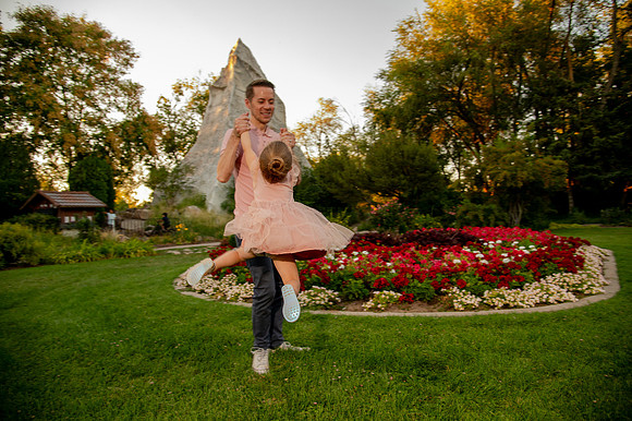 Golden Hour Family Portraits at the International Peace Gardens – The Boss Family1234