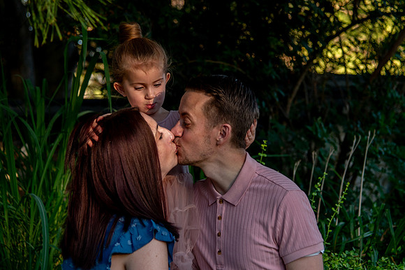 Golden Hour Family Portraits at the International Peace Gardens – The Boss Family917
