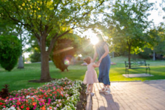 Golden Hour Family Portraits at the International Peace Gardens – The Boss Family978