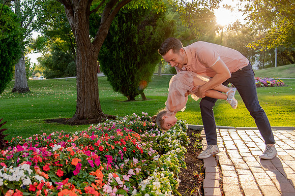 Golden Hour Family Portraits at the International Peace Gardens – The Boss Family1032