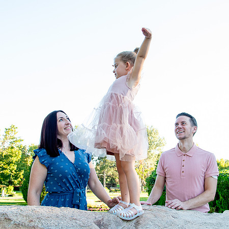 Golden Hour Family Portraits at the International Peace Gardens – The Boss Family705
