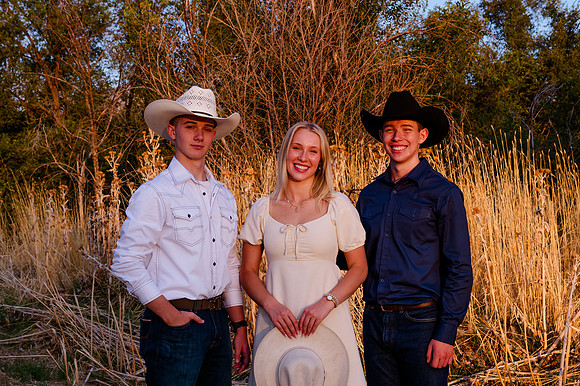 Family Portraits at Wheeler Farm: Alicia Peterson's Blended Family in the Glow of Sunset