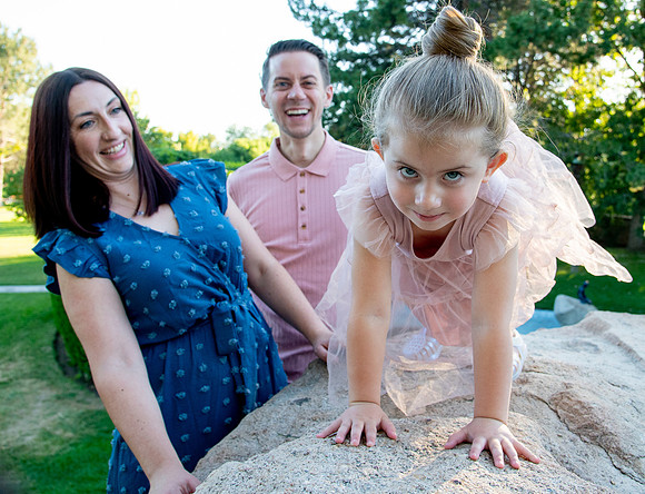 Golden Hour Family Portraits at the International Peace Gardens – The Boss Family694