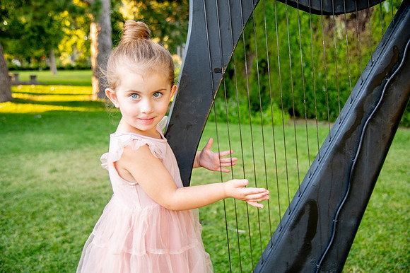 Golden Hour Family Portraits at the International Peace Gardens – The Boss Family855