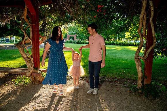 Golden Hour Family Portraits at the International Peace Gardens – The Boss Family759